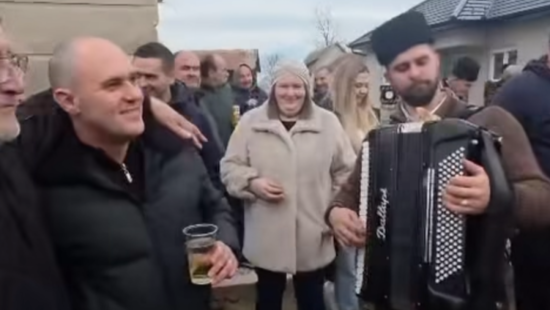 Hrvatski poslanik pevao ustaške pesme o Paveliću: "U Madridu grobnica od zlata, u njoj leži vođa svih Hrvata" (VIDEO)