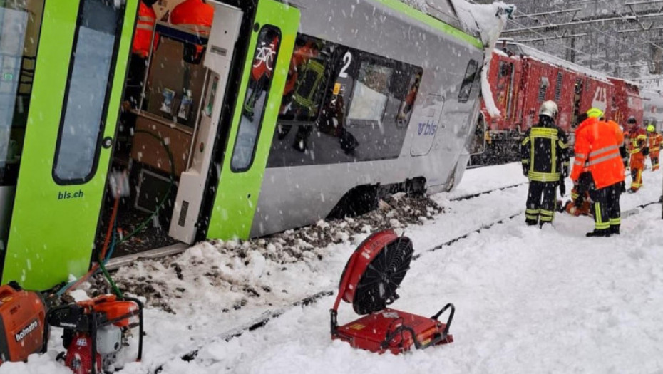 Voz iskočio iz šina zbog lavine u Švajcarskoj, nekoliko povređeno, 30 evakuisano