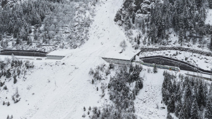 Nastavljen crni bilans tragedija u Alpima: Najmanje petoro poginulih u seriji lavina u austrijskom Tirolu