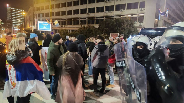 Protest u Novom Sadu uoči svečanosti povodom dva veka Matice srpske: Kordon policije razdvaja dve grupe