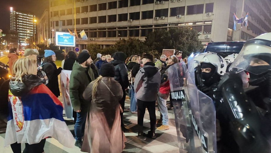Protest u Novom Sadu uoči svečanosti povodom dva veka Matice srpske: Kordon policije razdvaja dve grupe