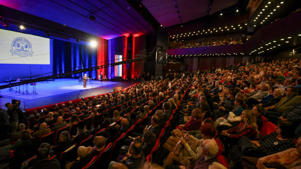 Svečana akademija povodom dva veka Matice srpske u Novom Sadu: Ispred protest studenata u blokad