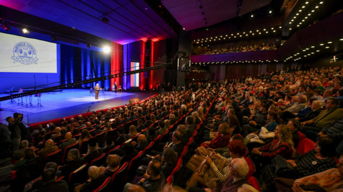 Svečana akademija povodom dva veka Matice srpske u Novom Sadu: Ispred protest studenata u blokad