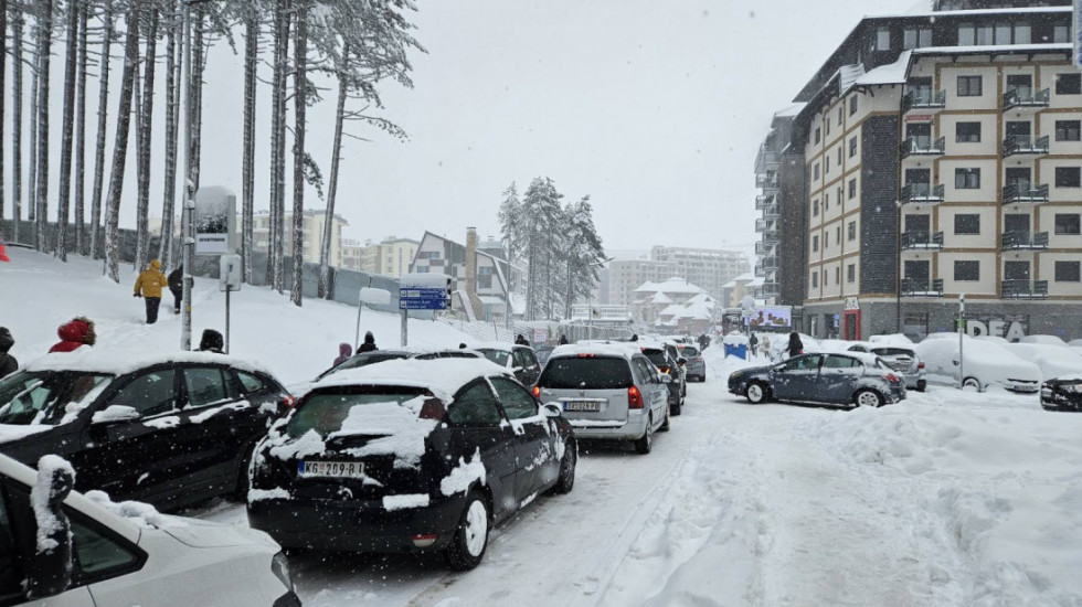 Na Zlatiboru mećava donela 20 centimetara novog snega, putari na terenu sa teškom mehanizacijom