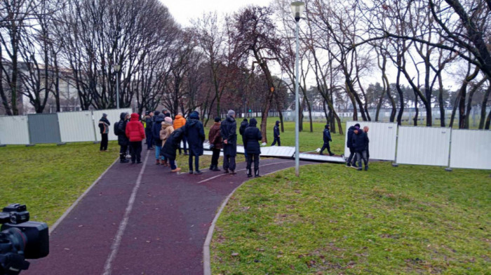 Protest na Ušću zbog izgradnje akvarijuma: Građani oborili ograde, policija na terenu