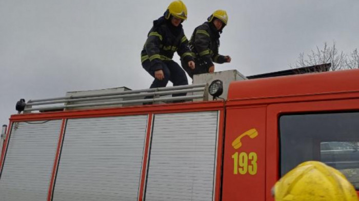 Izbio požar na krovu kuće u Zemunu: Intervencija vatrogasaca u toku