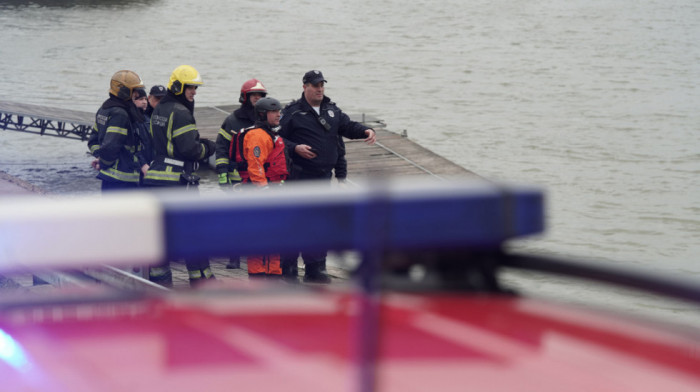 U toku izvlačenje vozila koje je upalo u Dunav na Adi Huji, vozač na bezbednom (FOTO)