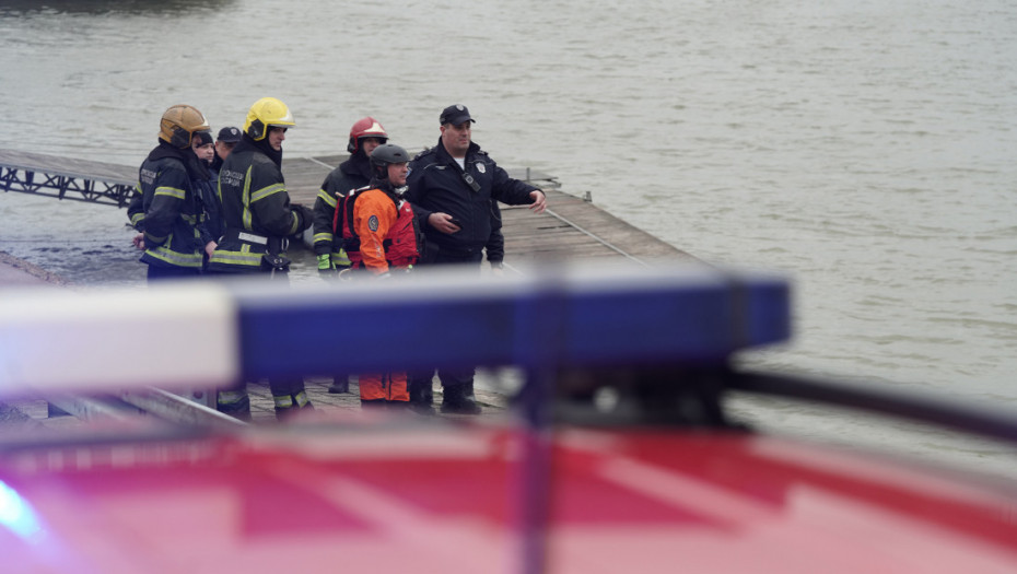 U toku izvlačenje vozila koje je upalo u Dunav na Adi Huji, vozač na bezbednom (FOTO)