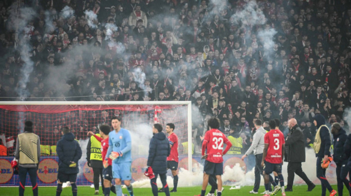 Bačen suzavac na navijače Zvezde: Neredi u Lilu