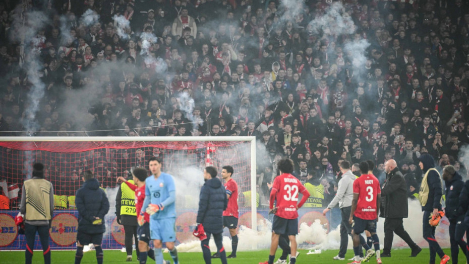 Bačen suzavac na navijače Zvezde: Neredi u Lilu