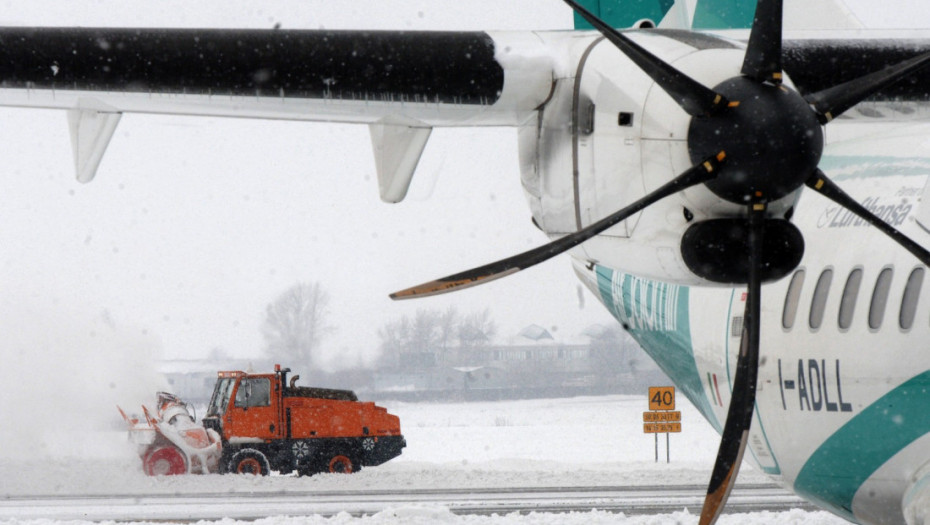Obilne snežne padavine zaustavile letove na aerodromu u Beču