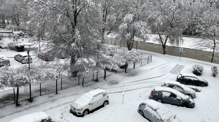 Zbog snežnih padavina u Mariboru i Celju više od 30.000 potrošača bez struje (FOTO)