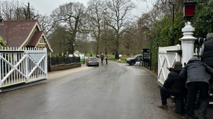 Britanske vlasti nastavljaju pretrese u kući Endrua Mauntbaten-Vindzora