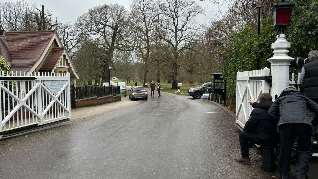 Britanske vlasti nastavljaju pretrese u kući Endrua Mauntbaten-Vindzora