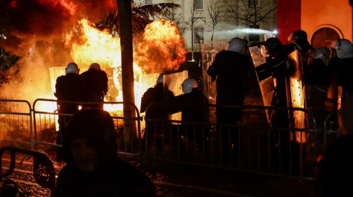 Sukob policije sa demonstrantima u Tirani: Bacali Molotovljeve koktele i vatromet na kancelariju Edija Rame