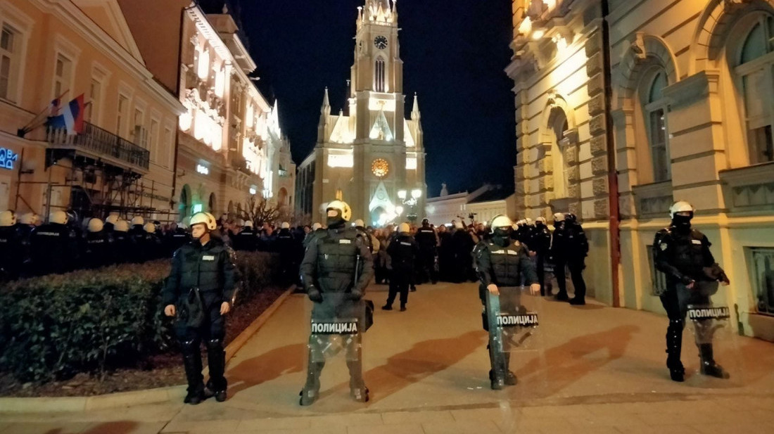 Protest u Novom Sadu: Svečanost povodom 200 godina od rođenja Svetozara Miletića, okupljene razdvaja policija