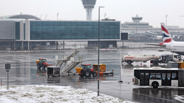 Drama na aerodromu u Minhenu: 500 putnika provelo celu noć zarobljeno u avionima zbog snega