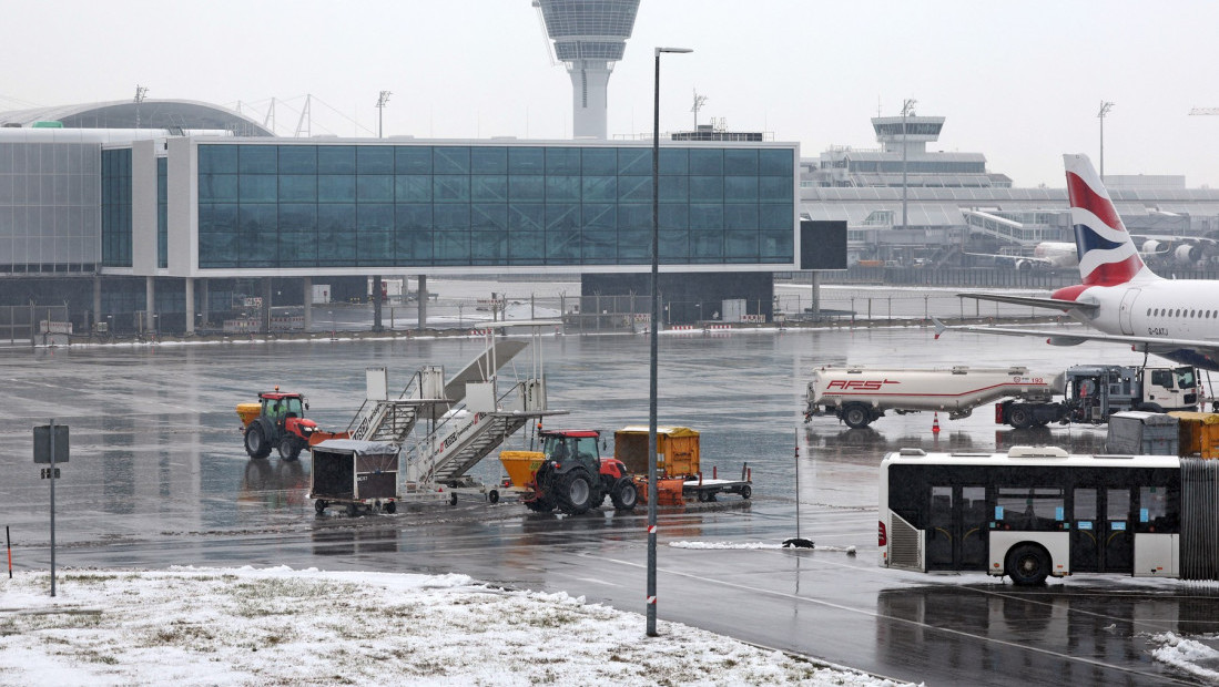 Drama na aerodromu u Minhenu: 500 putnika provelo celu noć zarobljeno u avionima zbog snega