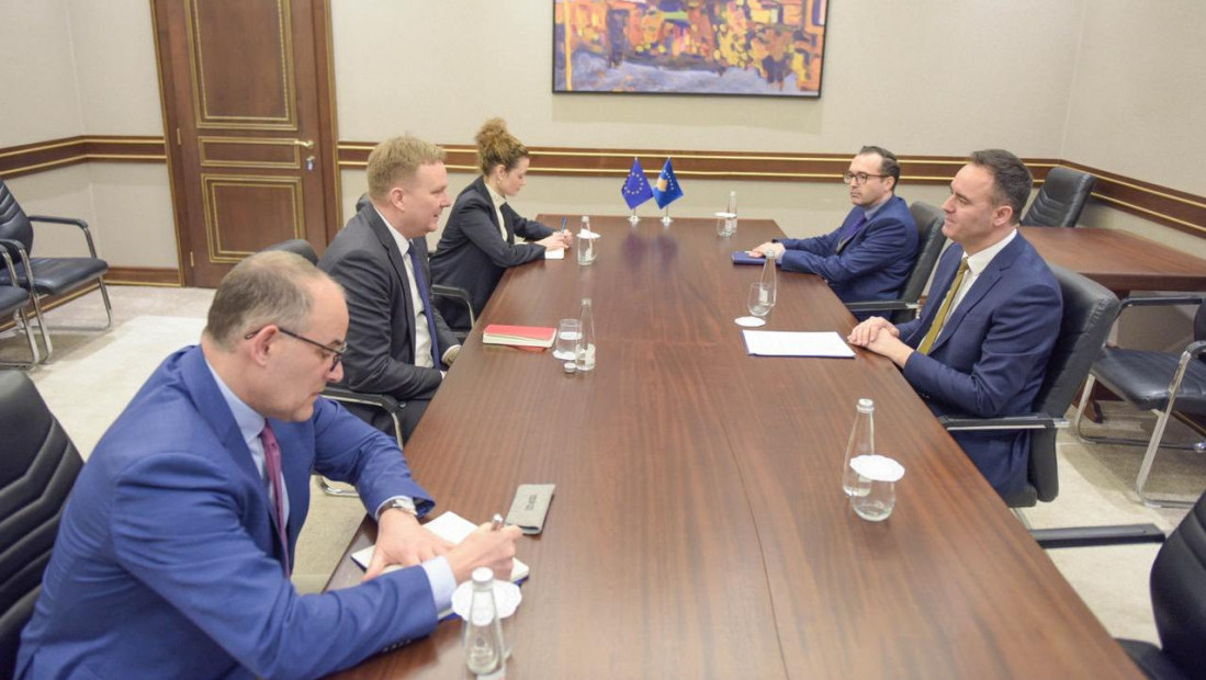 Sorensen u nenajavljenoj poseti Prištini, sastao se sa Konjufcom