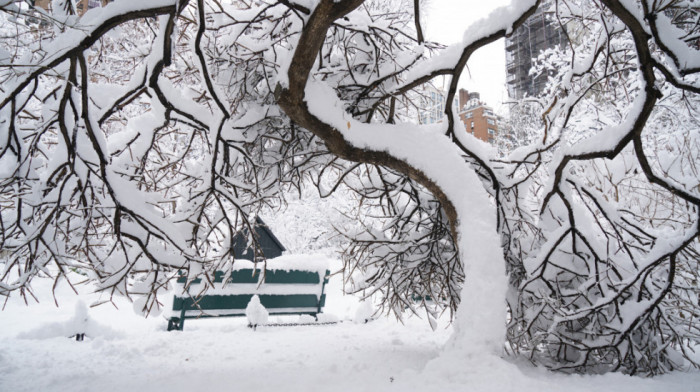 Zavižan osvanuo pod snegom, u hrvatskom priobalju jak vetar stvara probleme u saobraćaju