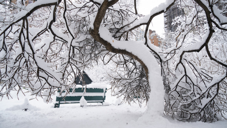 Zavižan osvanuo pod snegom, u hrvatskom priobalju jak vetar stvara probleme u saobraćaju