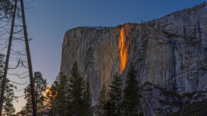 Fenomen "vatrenog vodopada" u Kaliforniji: Prirodni spektakl traje nekoliko minuta i okuplja turiste širom sveta (VIDEO)