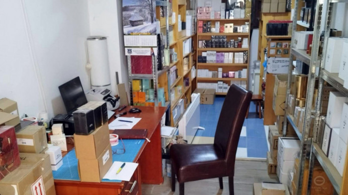 Policija u Subotici zaplenila 800 parfema poznatih brendova u vrednosti skoro šest miliona dinara