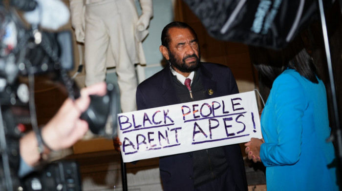 Demokrata izbačen tokom Trampovog govora zbog transparenta "Crnci nisu majmuni"