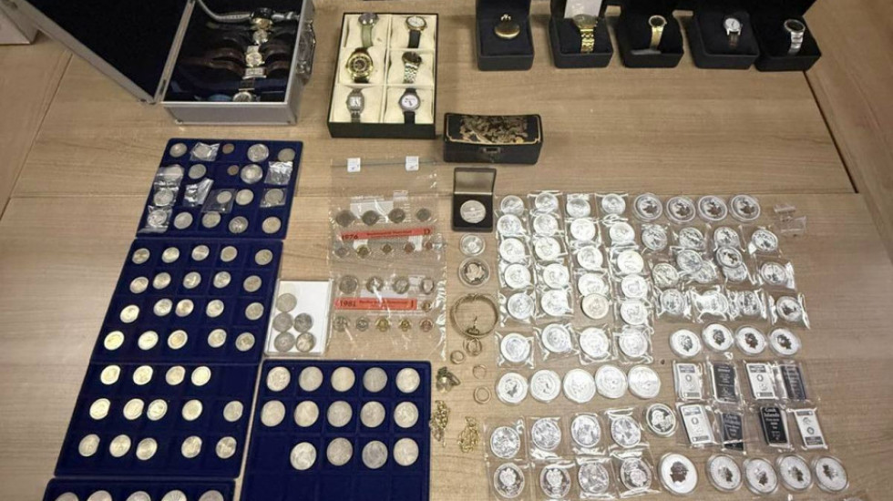 Nakit, rubin, kovanice i narkotici: Uhapšen muškarac na Preševu, u kolima mu našli "zabranjenu" robu vrednu 30.000 evra