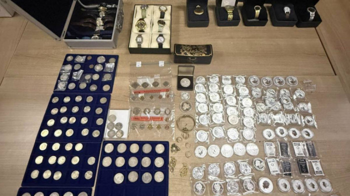 Nakit, rubin, kovanice i narkotici: Uhapšen muškarac na Preševu, u kolima mu našli "zabranjenu" robu vrednu 30.000 evra