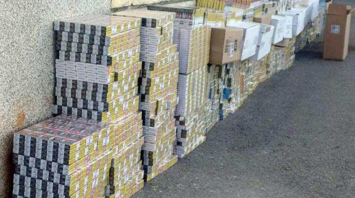 Uhapšen muškarac sa nedozvoljenim paklicama vrednosti više od tri i po miliona: Našli mu pun bunker u "mercedesu"