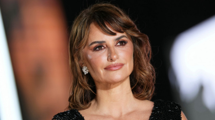 Penelope Kruz razmišlja da položi vozački ispit nakon što joj je Bono poklonio auto