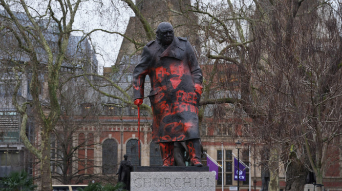Vandalizovan spomenik Čerčila u Londonu: Ispisani antiizraelski grafiti, uhapšen muškarac