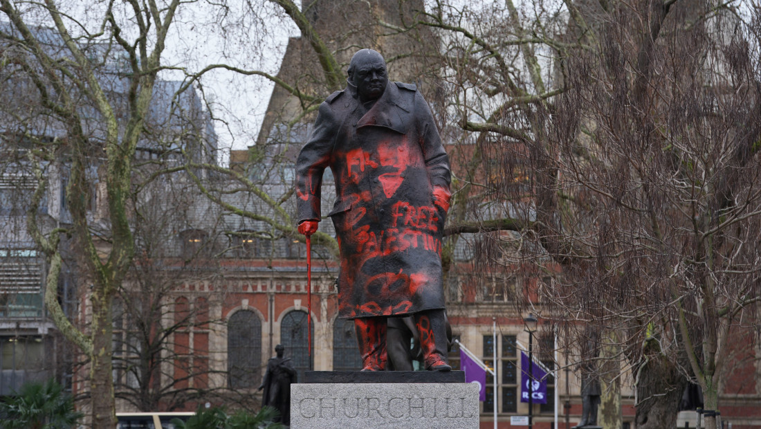 Vandalizovan spomenik Čerčila u Londonu: Ispisani antiizraelski grafiti, uhapšen muškarac