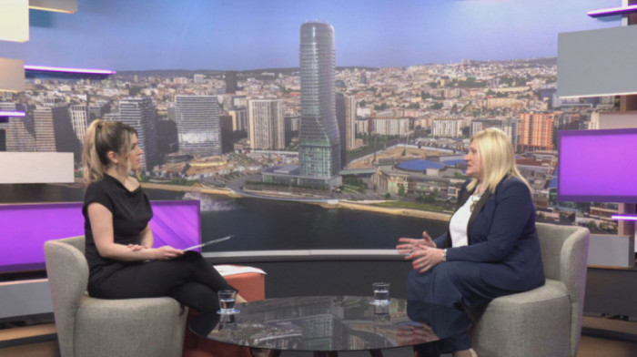 Balansiranje karijere i roditeljstva u Srbiji: Konferencija "Laptop u jednoj, flašica u drugoj ruci" i podrška ženama