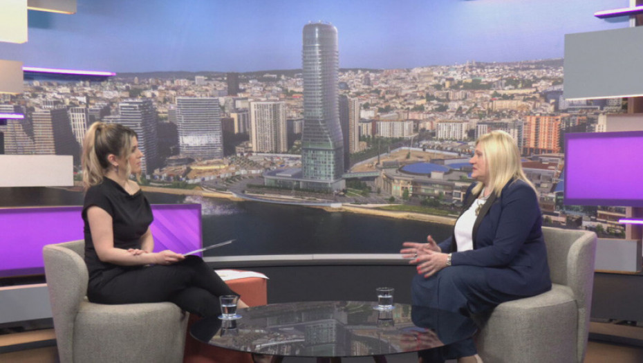 Balansiranje karijere i roditeljstva u Srbiji: Konferencija "Laptop u jednoj, flašica u drugoj ruci" i podrška ženama