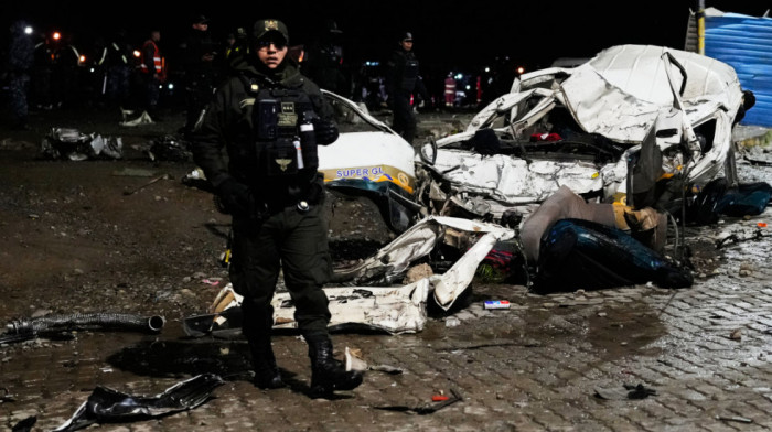 Najmanje 20 osoba poginulo u padu vojnog aviona u Boliviji: Sleteo, pa skrenuo sa piste