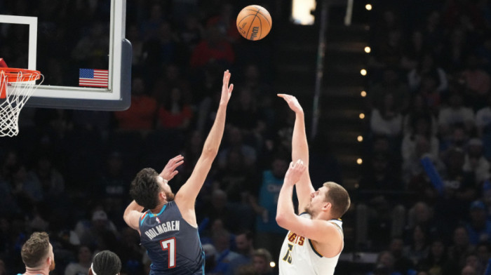 (VIDEO) Jokić pogođen loptom bezobraznog Gildžes Aeksandera: Kanađanin razbesneo Nikolu