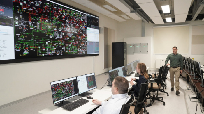 Vučić obilazi dispečerski centar EMS, nakon obilaska sastanak sa rukovodstvom