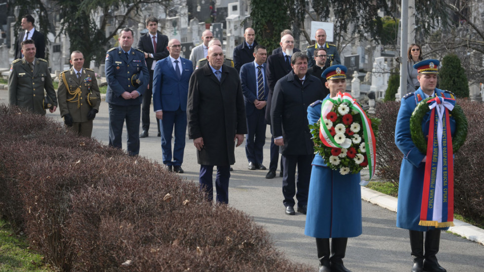 Gašić i ministar odbrane Italije Krozet položili vence na Novom groblju