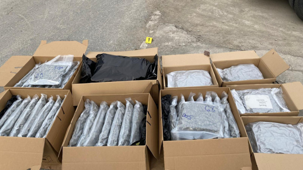 Pripadnici MUP-a pronašli 50 kilograma marihuane i manju količinu kokaina, uhapšene dve osobe (FOTO)