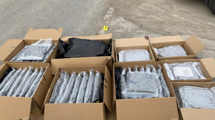 Pripadnici MUP-a pronašli 50 kilograma marihuane i manju količinu kokaina, uhapšene dve osobe (FOTO)