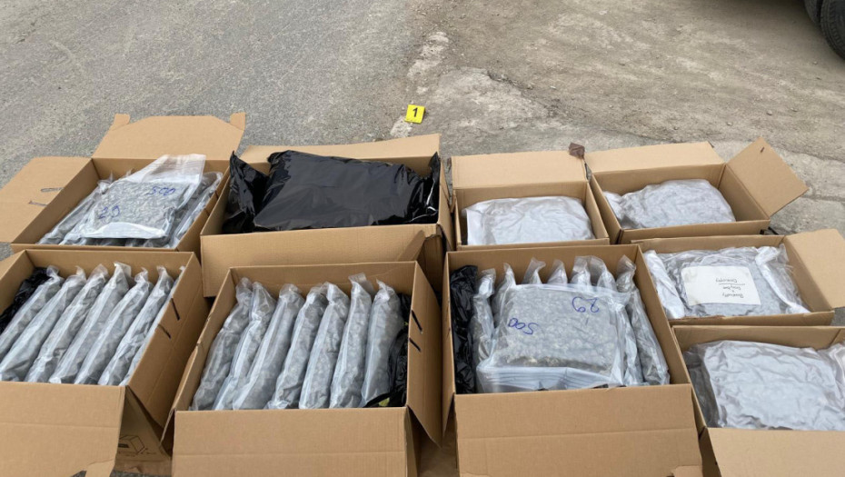 Pripadnici MUP-a pronašli 50 kilograma marihuane i manju količinu kokaina, uhapšene dve osobe (FOTO)