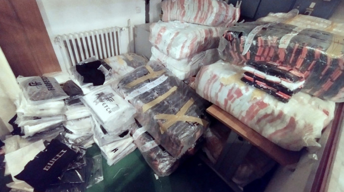 "Ulov" na Gradini vredan pola miliona: Carinici sprečili šverc robe u kamionu (FOTO)