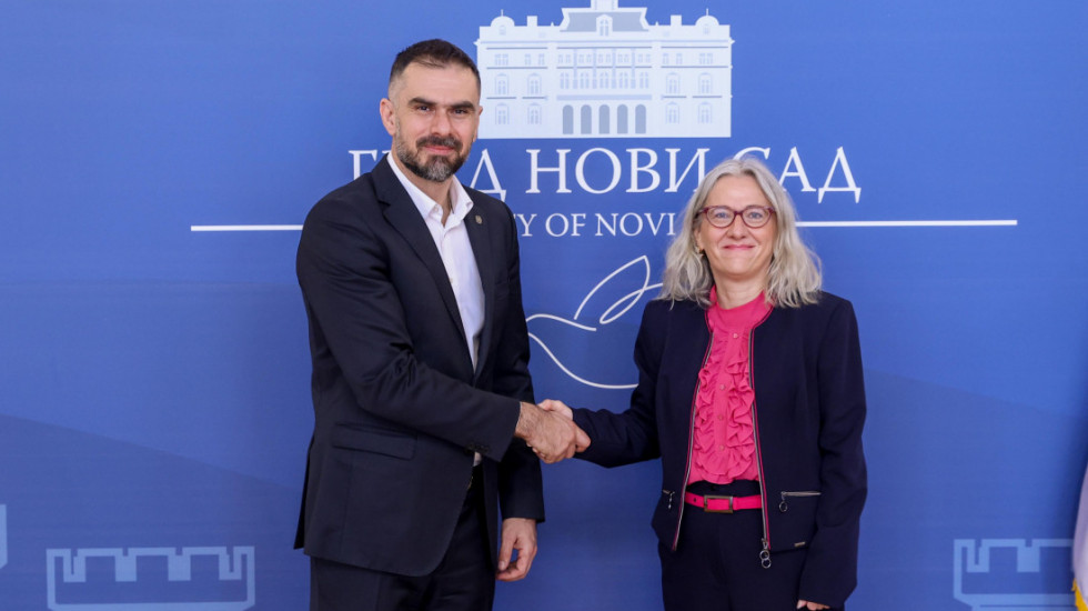 Mićin i ambasadorka Švajcarske posetili fabriku čokolade u Novom Sadu