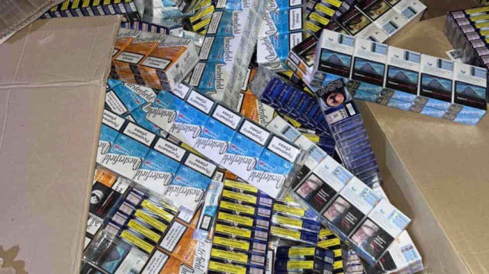 Akcija "Akciza" u Kraljevu: Uhapšen vozač kombija koji je probio policijsku blokadu, pa bacio u šumu 3.000 boksova