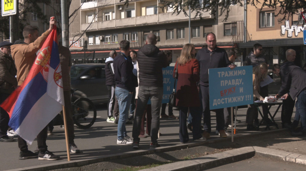 Kupili stanove pre 15 godina, sada im preti iseljenje: Stanari zgrade u Ulici Vojvode Stepe protestovali ispred suda