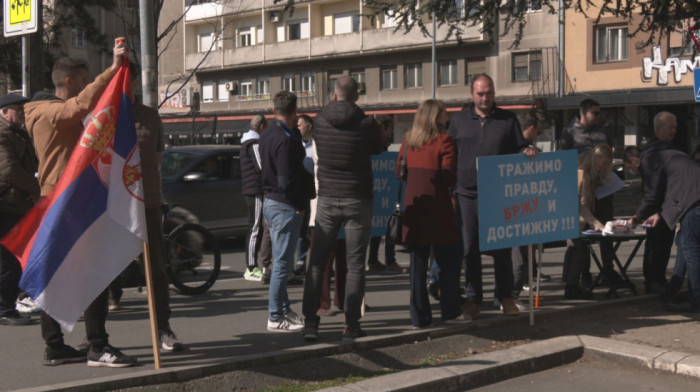 Kupili stanove pre 15 godina, sada im preti iseljenje: Stanari zgrade u Ulici Vojvode Stepe protestovali ispred suda