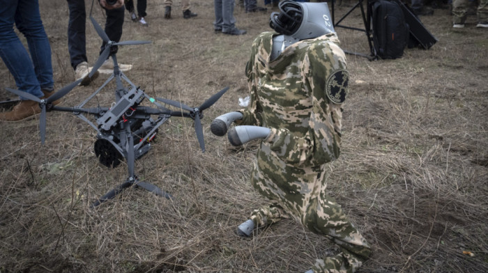 Ratovi robota već počeli: Ukrajina na frontu raspoređuje naoružane robote
