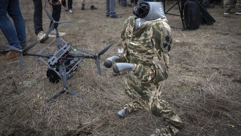 Ratovi robota već počeli: Ukrajina na frontu raspoređuje naoružane robote